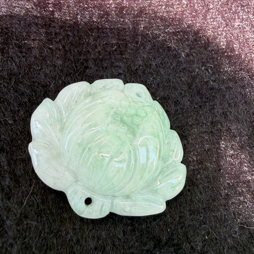 翡翠 蓮の花と魚の彫刻 翡翠（ヒスイ） 蓮（ロータス）彫刻 2つ穴あき ビーズ 1個 天然石