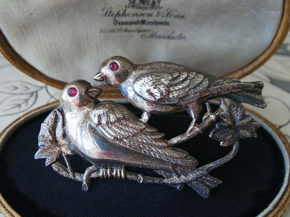 アンティーク ピンク色の目の2羽の鳥／枝葉に佇む Antique Silve