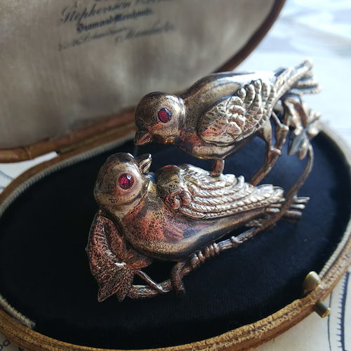 アンティーク ピンク色の目の2羽の鳥／枝葉に佇む Antique Silve