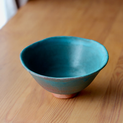 ターコイズカラーが綺麗な茶碗 孔雀青の平茶碗 ターコイズブルー釉 茶碗・めし碗 猫又の手しごと 猫又