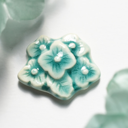 陶器のアクセサリー 紫陽花の帯留め/ブローチ/ヘアゴム エメラルド