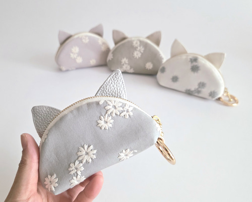 新柄 デイジー刺繍×撥水レザーのカラビナ付き猫耳ポーチ/コインケース