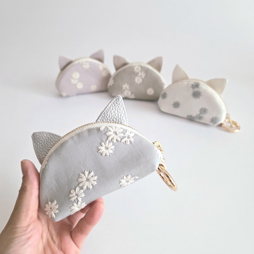 新柄 デイジー刺繍×撥水レザーのカラビナ付き猫耳ポーチ/コインケース