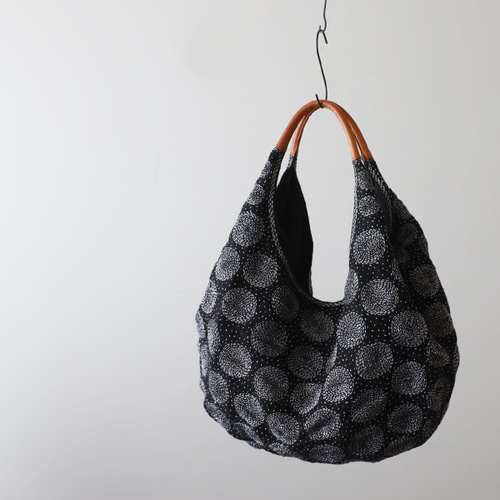 新品♡大人気リネン作家様♡モノグラム刺繍　マシュマロバッグ 送料無料 黒リネン生地に木綿白糸を刺し子 刺繍 丸模様 ドット 水玉