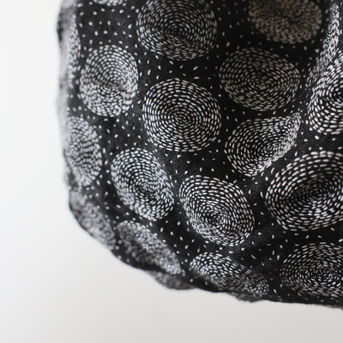 送料無料 黒リネン生地に木綿白糸を刺し子 刺繍 丸模様 ドット 水玉