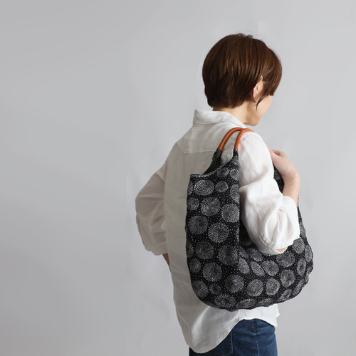 送料無料 黒リネン生地に木綿白糸を刺し子 刺繍 丸模様 ドット 水玉