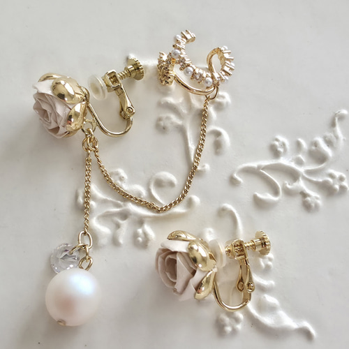 薔薇とジルコニアが輝くチェーンイヤーカフピアス／イヤリング