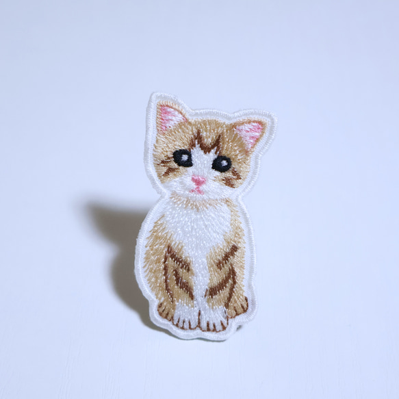 おすまし猫ちゃん（毛色：茶トラ） 刺しゅうワッペン アイロン接着