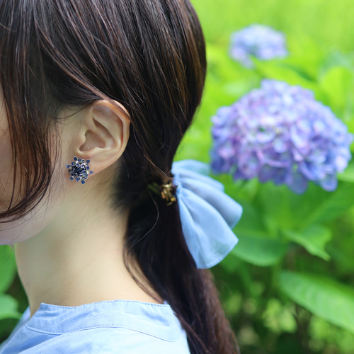 雨粒をまとう群青色の額紫陽花のピアス／イヤリング ピアス（その他