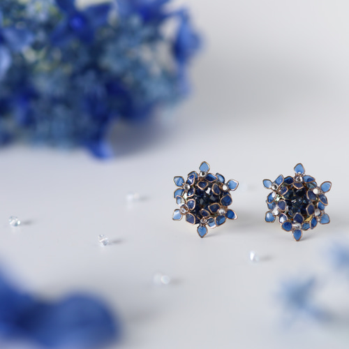 雨粒をまとう群青色の額紫陽花のピアス／イヤリング ピアス（その他
