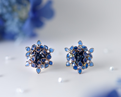 雨粒をまとう群青色の額紫陽花のピアス／イヤリング ピアス（その他