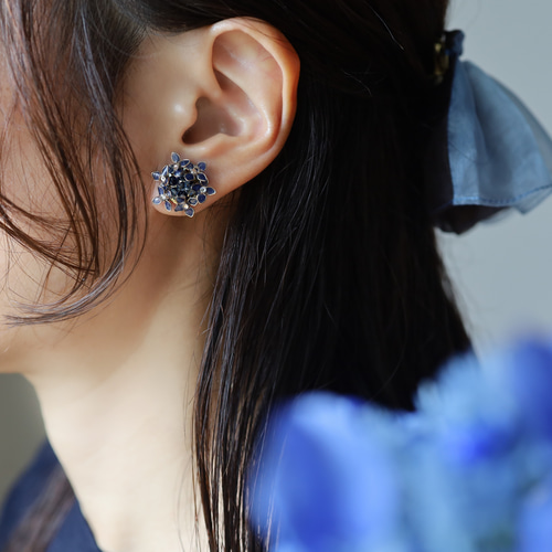 雨粒をまとう群青色の額紫陽花のピアス／イヤリング ピアス（その他