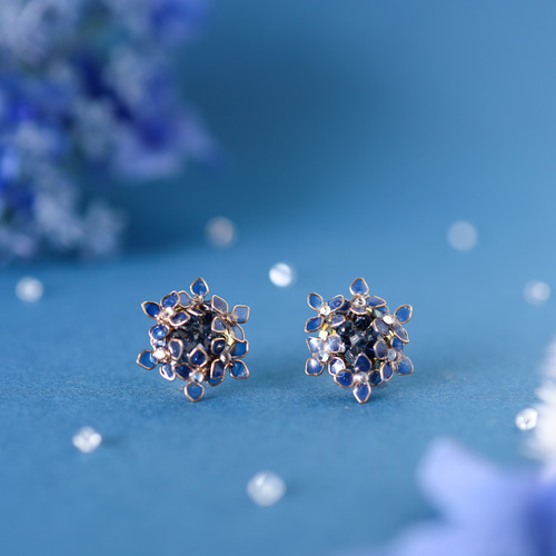 雨粒をまとう群青色の額紫陽花のピアス／イヤリング ピアス（その他