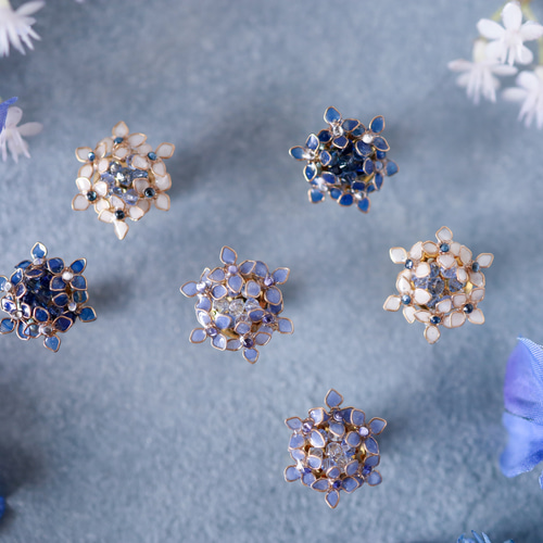 雨粒をまとう群青色の額紫陽花のピアス／イヤリング ピアス（その他