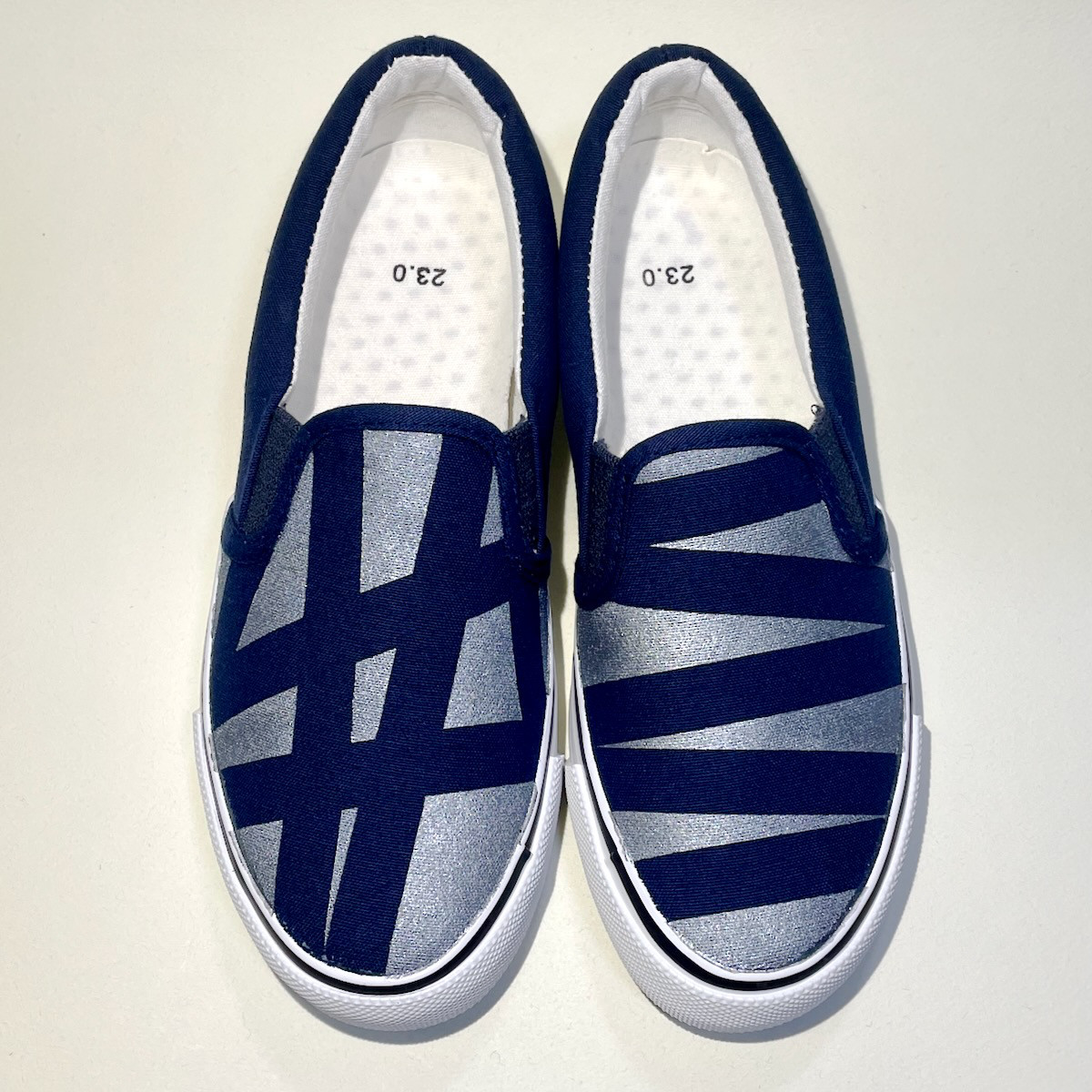 銀と紺線のアシンメトリースニーカー (撥水加工ver.) ユニセックス 22.0cm〜29.0cm スリッポン