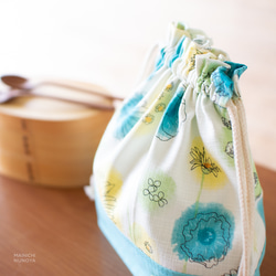 爽やかな花柄のお弁当袋：水色 2枚目の画像