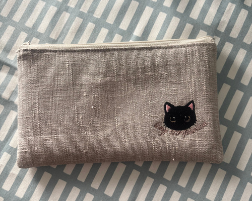 hedgedog&denim】リネンフラットポーチ｜黒猫の刺繍アクセント 小銭