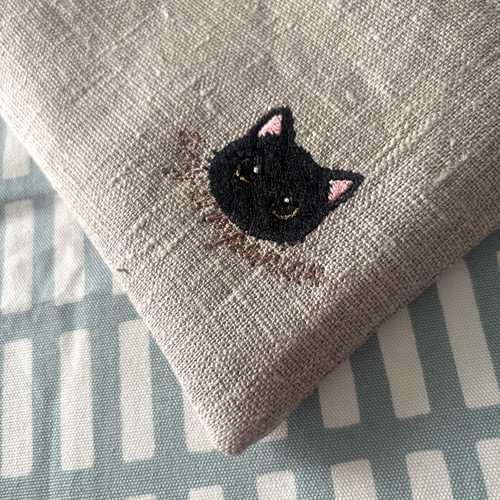 hedgedog&denim】リネンフラットポーチ｜黒猫の刺繍アクセント 小銭
