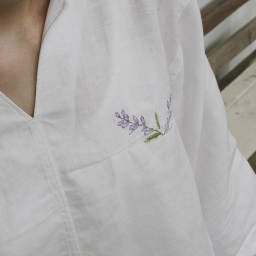 フランスの風をまとう一枚 ラベンダーの手刺繍付き リネンブラウス 7分