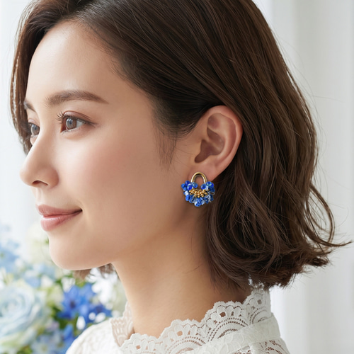 なつ 鮮やかブルーのタッセルピアス/イヤリング イヤリング