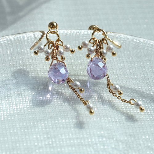 水晶風ビーズとパールの揺れるピアス18k ピアス（スタッド・一粒） Ms