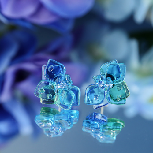 雨に似合う耳飾り - ガラスの紫陽花ピアス / イヤリング ピアス