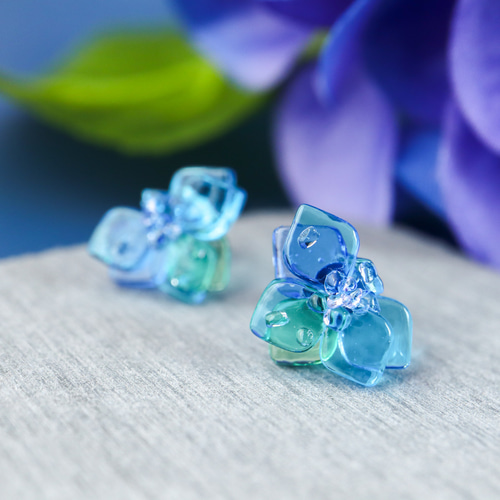 雨に似合う耳飾り - ガラスの紫陽花ピアス / イヤリング ピアス