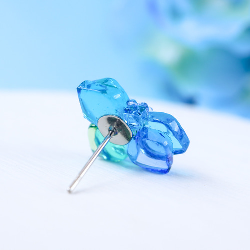 雨に似合う耳飾り - ガラスの紫陽花ピアス / イヤリング ピアス