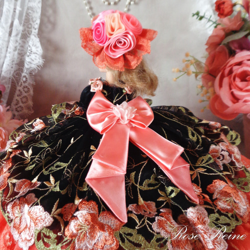 ベルサイユの薔薇 花の女王 大人の甘さ香るコーラルオーバーフリルドールドレス ベルサイユの薔薇 花の女王 大人の甘さ香るコーラルオーバーフリル