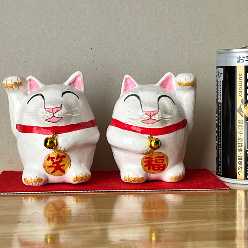 2つの笑うたまご型の招き猫(中)(笑福)置物(石粉粘土と新聞紙作品