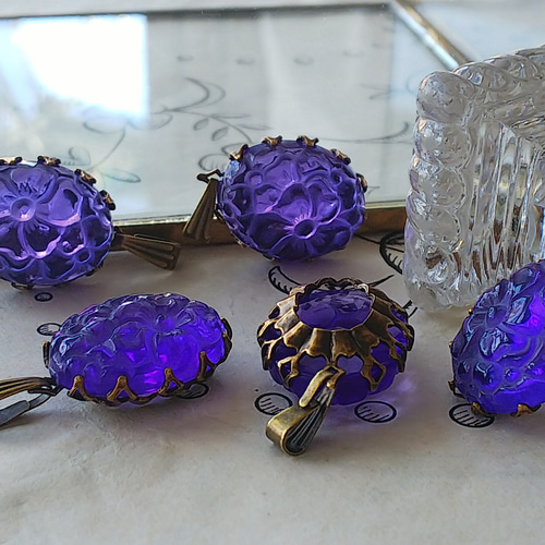 ヴィンテージ 美しいパープルのお花（Lucite製）のネックレス