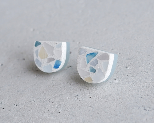 hues - / アーチ型のテラゾーピアス「魚氷」 ピアス（その他） ISYUMI