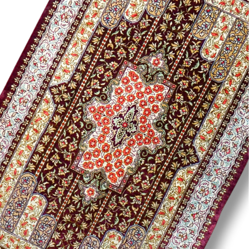 ペルシャ絨毯 クム産 本物手織り 新品 素材天然シルク113cm×83cm ペルシャ絨毯 クム産 シルク100％ 手織り 91×58cm｜モサビ工房