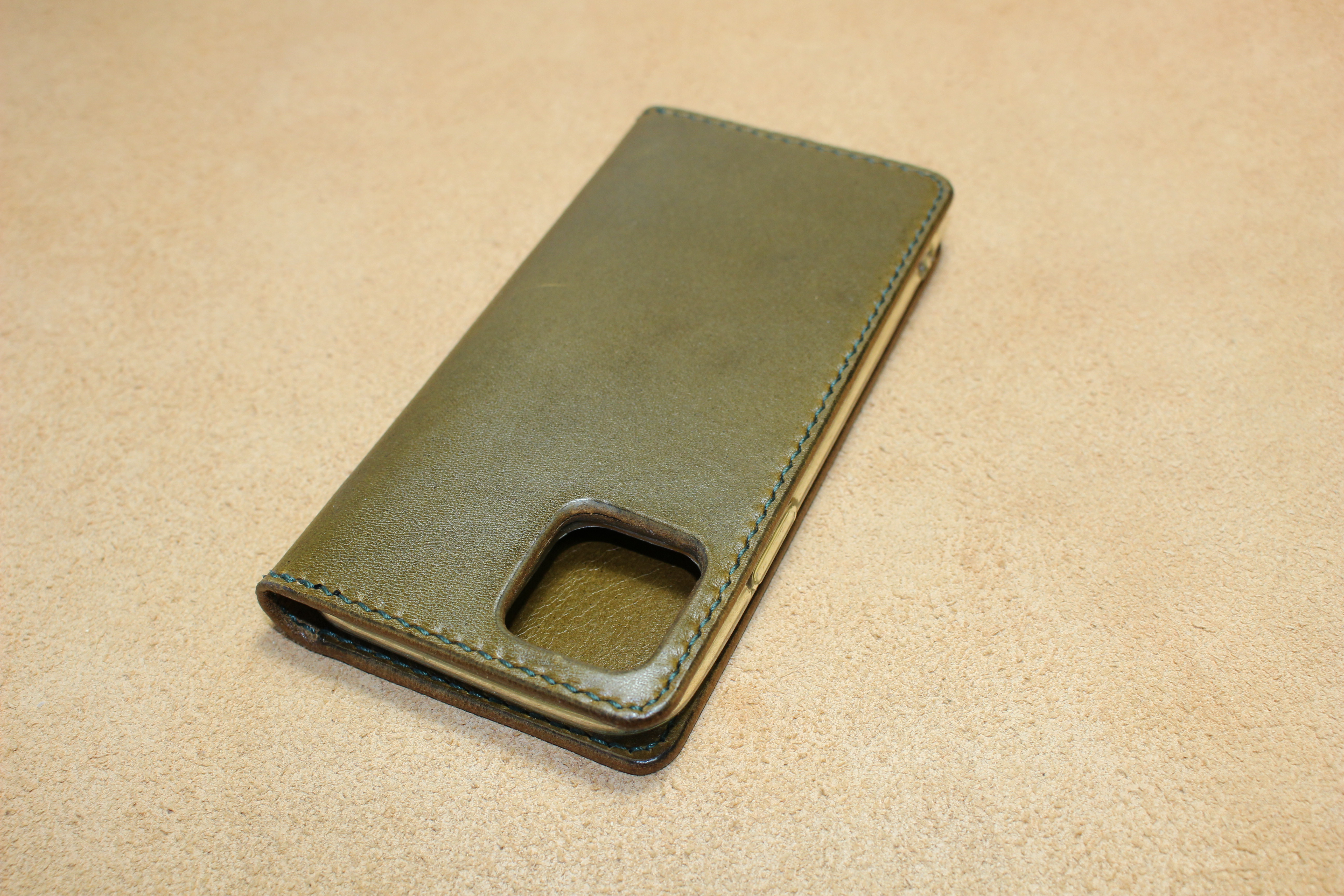 iphone16pro用　手帳型スマホケース　栃木レザー社製牛　プルアップ、オリーブ