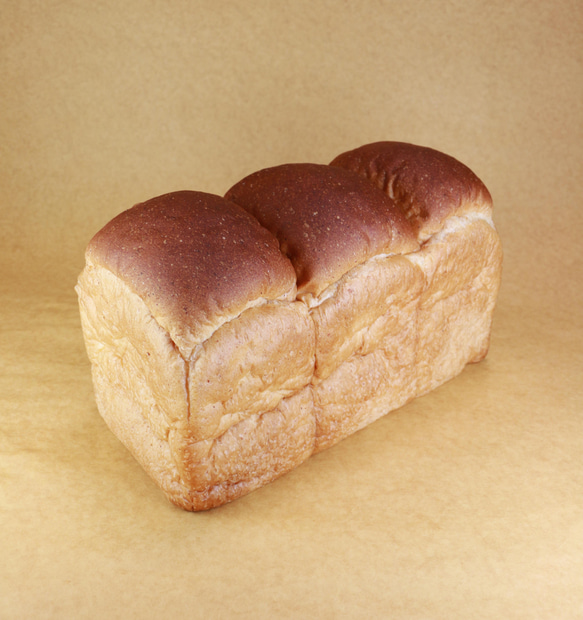 自家栽培小麦にバターと生クリームが入った食パン "西宮六寸"(1.5斤) 1枚目の画像