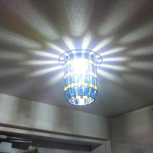 ダウンライト；ステンドグラス（青と黄色） マンションの玄関向き