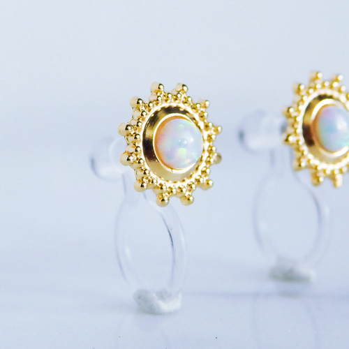 太陽ホワイトオパールピアス・3㎜カボションカット・真鍮＆チタン