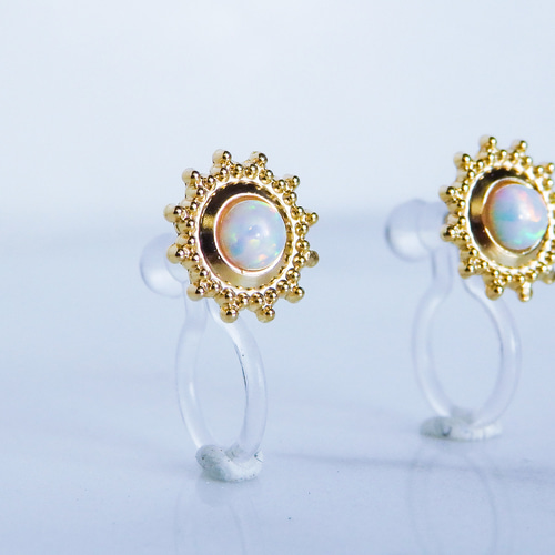 太陽ホワイトオパールピアス・3㎜カボションカット・真鍮