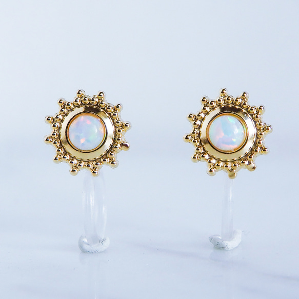 太陽ホワイトオパールピアス・3㎜カボションカット・真鍮＆チタンポスト／ハンドメイドアクセサリー　樹脂イヤリング可能 14枚目の画像