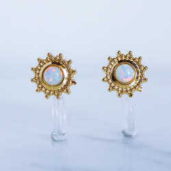 太陽ホワイトオパールピアス・3㎜カボションカット・真鍮＆チタンポスト／ハンドメイドアクセサリー　樹脂イヤリング可能 12枚目の画像
