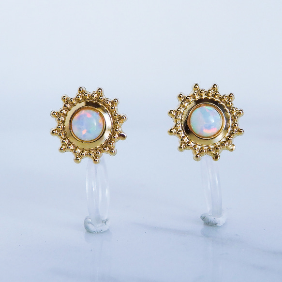 太陽ホワイトオパールピアス・3㎜カボションカット・真鍮＆チタンポスト／ハンドメイドアクセサリー　樹脂イヤリング可能 12枚目の画像