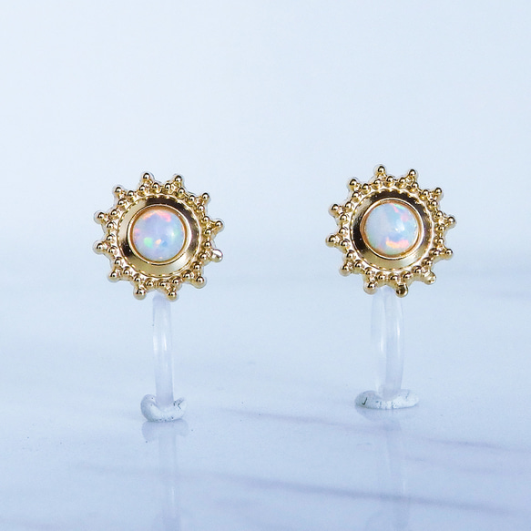 太陽ホワイトオパールピアス・3㎜カボションカット・真鍮＆チタンポスト／ハンドメイドアクセサリー　樹脂イヤリング可能 10枚目の画像