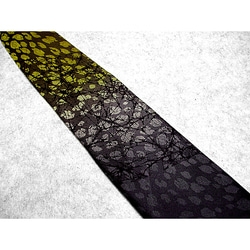 シルクネクタイ（レオパード模様織り）（ロウ割れ模様）（ボカシ染）（黄色・グレー色・黒色） 1枚目の画像