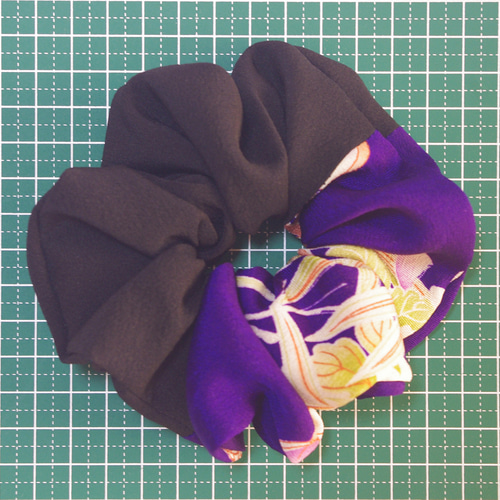 大き目 着物シュシュ 黒×紫に梅 着物リメイク シュシュ INCO  