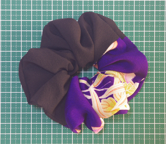 大き目　着物シュシュ 　黒×紫に梅 　着物リメイク 3枚目の画像