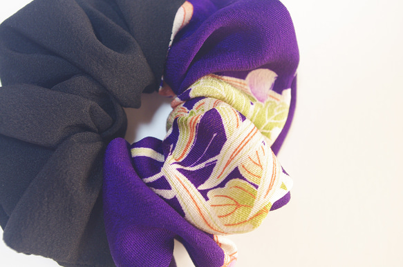 大き目　着物シュシュ 　黒×紫に梅 　着物リメイク 2枚目の画像