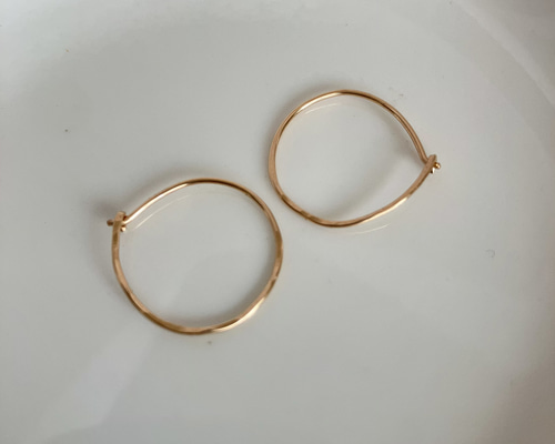 14kgf】小さな 槌目 フープピアス no.56 ゴールドピアス シンプル 軽い