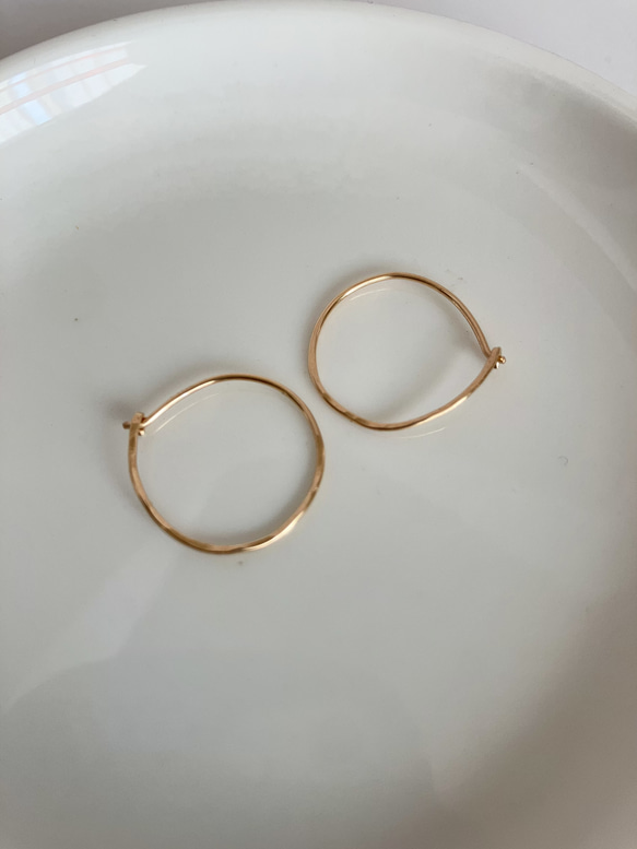 14kgf】小さな 槌目 フープピアス no.56 ゴールドピアス シンプル 軽い