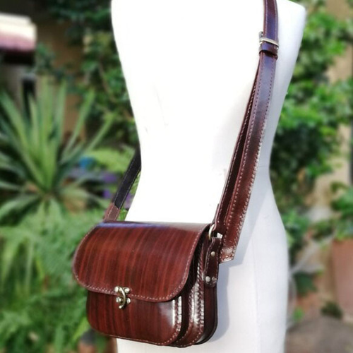 茶色のレザーかっちりショルダーバッグ ショルダーバッグ Chet 茶色のレザーかっちりショルダーバッグ ショルダーバッグ Chet