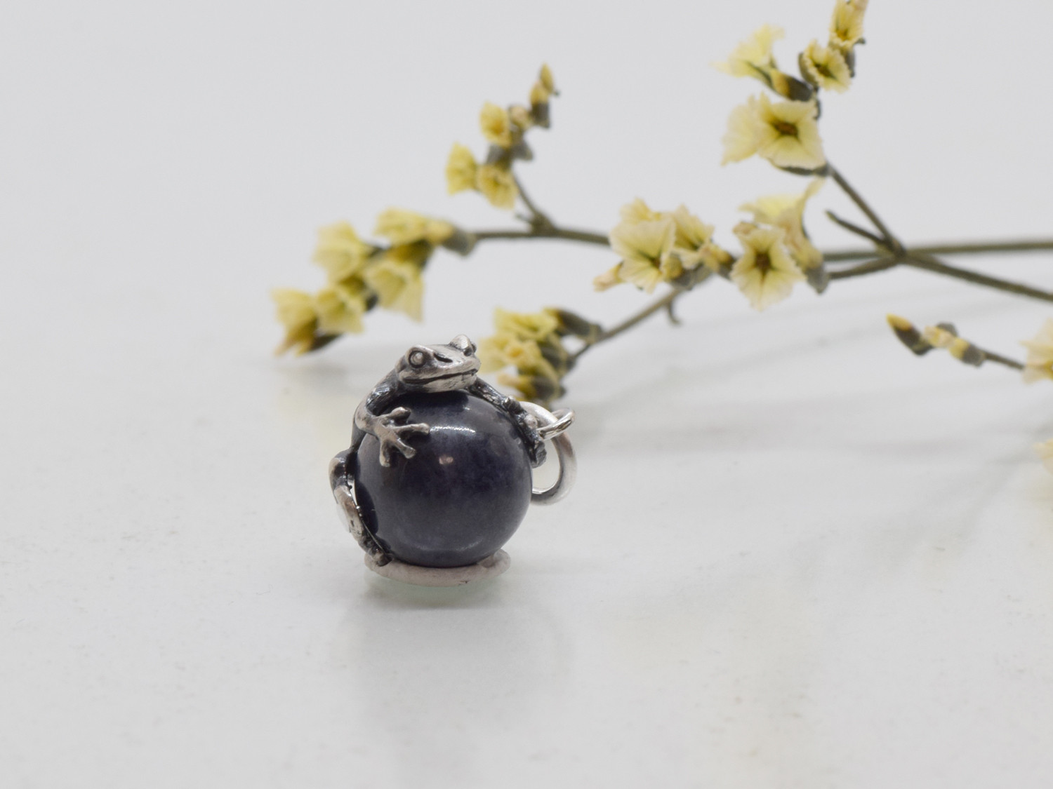 蛙(カエル)玉ペンダント　サファイア 　革ヒモネックレス付き
